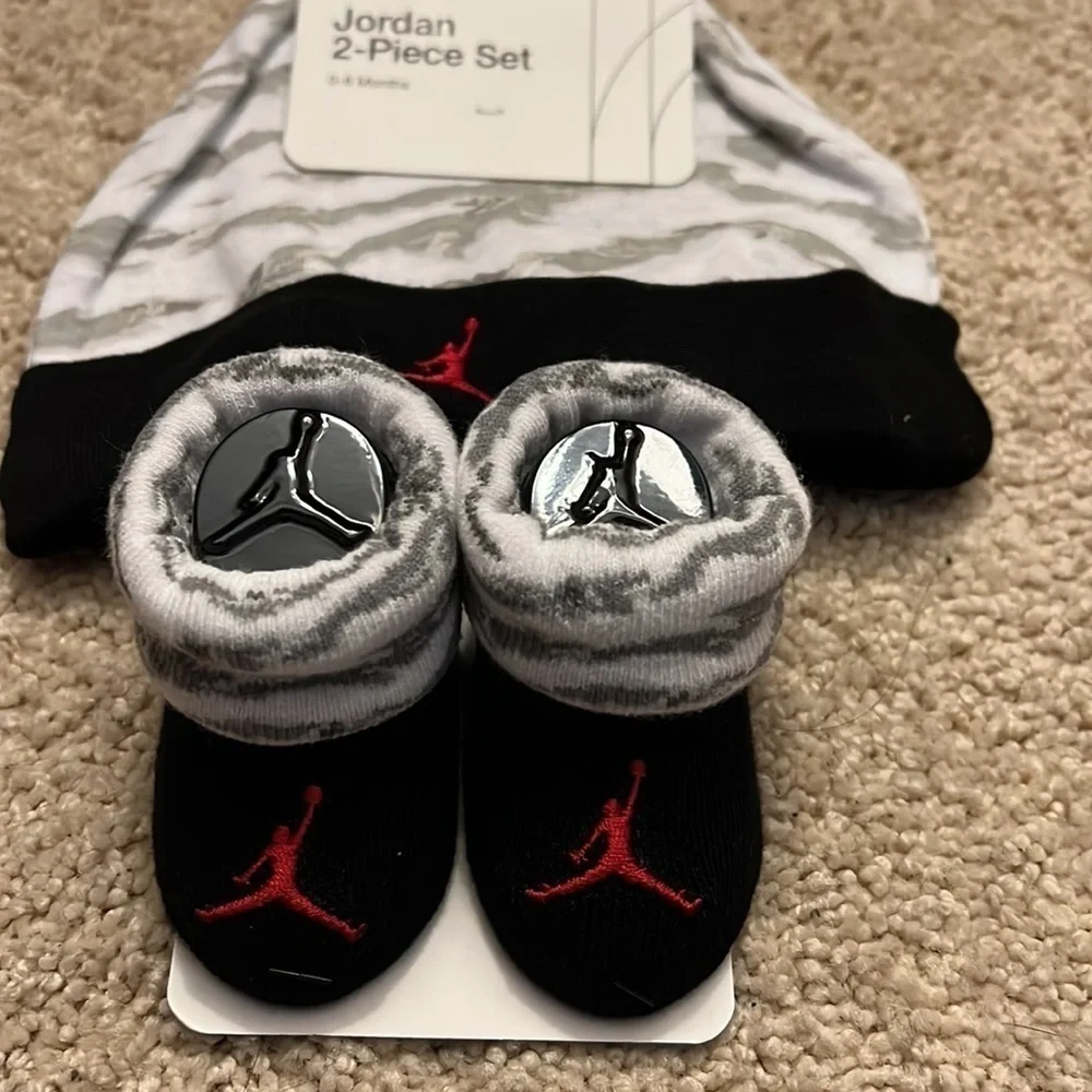 Jordan 2 piece hat and baby bootie set
